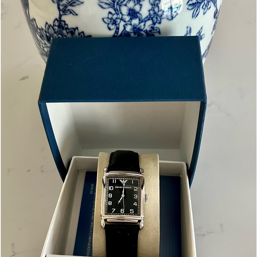 Emporio Armani Men’s classic elegance watch, Has wear leather strap new battery